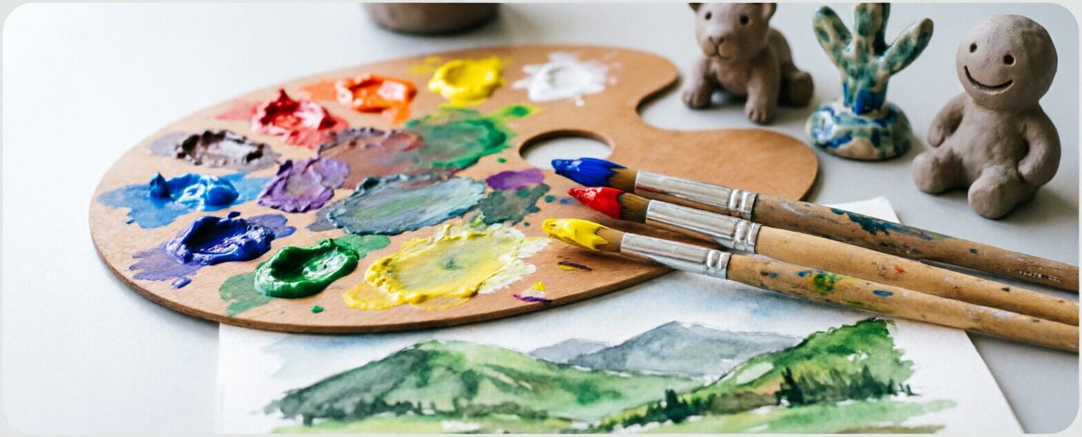 Niños pintando en clase de arte